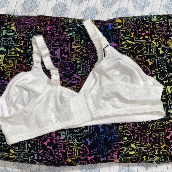 Bali white wireless pad free Bra size 42C - Picture 2 of 3